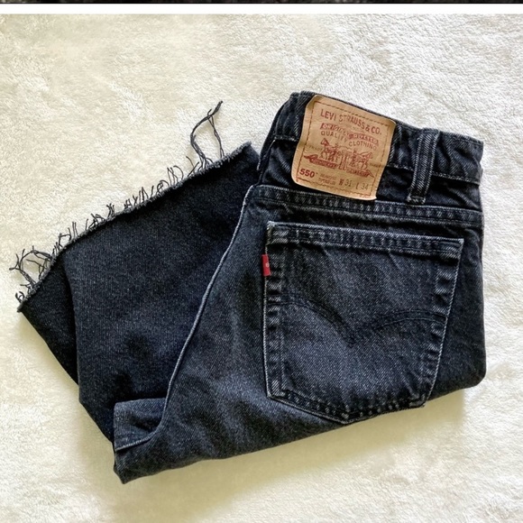 Vintage Levi’s 550 remade longline denim cut-off shorts. 🖤 - Picture 2 of 8